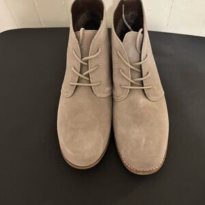 Like New Woman’s White Mountain Auburn Chukka Tan Suede Ankle Boots Size 9 M